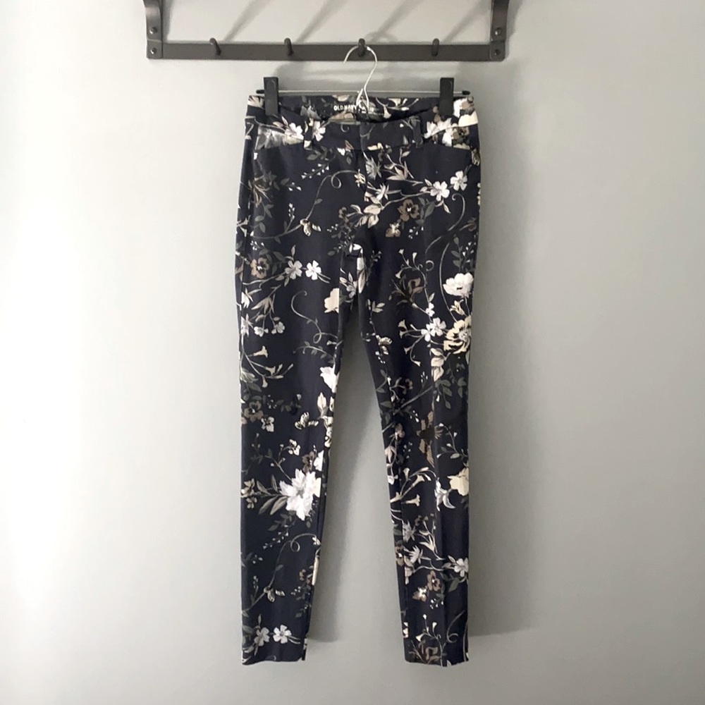 Old Navy Blue Floral Pixie Pant. Size 2.